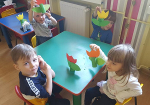 Dzieci prezentują swoje prace.